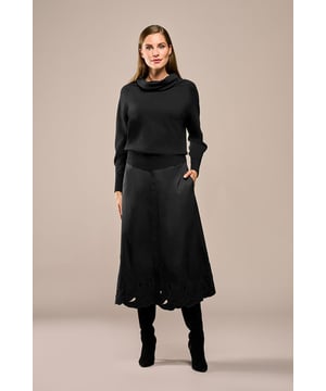 Der Therry-Rock in einem klassischen Schwarzton ist ein Must-have für die modebewusste Frau, die eine Kombination aus Eleganz und Vielseitigkeit sucht. Die dezente Stickerei am Saum setzt einen edlen Akzent und verleiht dem Rock einen verspielten und zugleich schicken Look. Dank Knopfverschluss vorn und elastischem Bund hinten bietet der Rock einen ebenso modischen wie bequemen Tragekomfort. Die schmeichelhafte A-Linien-Silhouette und die Wadenlänge sorgen für eine schöne Passform für jede Figur, während das atmungsaktive Material dafür sorgt, dass Sie sich den ganzen Tag lang wohl fühlen. Hergestellt aus einem hochwertigen Polyester-Baumwoll-Mix und gefüttert mit 100 % Viskose ist dieser Rock leicht und luftig. Durch die zeitlose schwarze Farbe ist es für jede Jahreszeit geeignet und lässt sich sowohl an warmen Sommertagen als auch in den kühleren Monaten mühelos stylen.