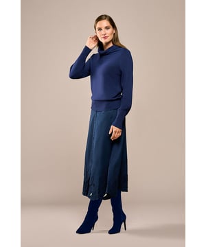 De Therry rok in een diepe navykleur straalt tijdloze klasse uit en biedt optimaal draagcomfort. Deze elegante rok is verrijkt met subtiele borduurdetails langs de zoom, wat zorgt voor een verfijnde en unieke uitstraling. De doorknoopsluiting aan de voorkant voegt een speels accent toe, terwijl de elastische tailleband aan de achterkant garant staat voor een comfortabele en flexibele pasvorm. Dankzij de flatterende A-lijn snit en de kuitlengte is deze rok geschikt voor iedere vrouw, ongeacht haar figuur. De Therry rok is vervaardigd uit een hoogwaardige stofmix van polyester en katoen en gevoerd met 100% viscose. Dit lichte en ademende materiaal voelt aangenaam aan op de huid en beweegt moeiteloos met je mee, waardoor de rok perfect is voor elke gelegenheid. De diepe navykleur maakt het een veelzijdige keuze die seizoen na seizoen gedragen kan worden. Liever een andere tint? De Therry rok is ook verkrijgbaar in zand en zwart.