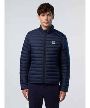 Bescherming tegen alle weersomstandigheden zonder de massa: deze overgangsheld voldoet aan alle eisen. Ons Zephyr-jack is gemaakt van ultralicht gerecycled nylon en draagt actief bij aan het voorkomen dat afval op de vuilstort terechtkomt en biedt tegelijkertijd een optimale warmte-gewichtsverhouding. Ontworpen met gestreepte stiksels om je knus te houden en een veelzijdige tweewegritssluiting.