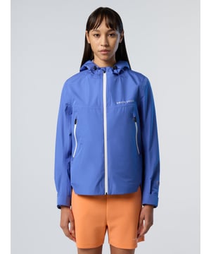Treffen Sie Ihren größten Verbündeten für Outdoor-Abenteuer. Die Abby-Jacke wurde mit Blick auf Komfort, Stil und den Planeten hergestellt und besteht aus technischem Stoff mit Satineffekt, der zu 100 % aus recycelten Fasern besteht. Es ist vollständig wetterfest und dennoch äußerst atmungsaktiv. Es ist mit Knebelverstellern an der Kapuze und versiegelten Nähten für hervorragenden Schutz ausgestattet.