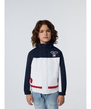Deze mini-me versie van ons iconische Sailor Jacket is een onfeilbare toevoeging aan hun weekendcollectie. De gerecyclede taslanconstructie is beschermend en ook vriendelijker voor de planeet, gevoerd met mesh en uitgerust met een uitrolbare capuchon voor onverwachte regenbuien. Verfraaid met een gedrukt logo en Amerikaanse vlag op de borst als eerbetoon aan onze maritieme oorsprong.