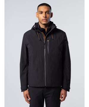 Geboren uit de oceaan, geïnspireerd door de stad. Het Edge Tech Sailor Jacket is een herwerking van ons iconische silhouet met een ademende en waterdichte drielaagse stretchconstructie, met gerecycled polyester voor een lichtere voetafdruk. Een groot aantal handige waterdichte ritszakken houden je benodigdheden veilig en beschermd, ongeacht het weer.