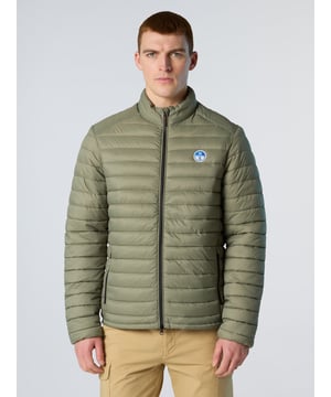 Allwetterschutz ohne aufzutragen: Dieser Held für die Übergangszeit erfüllt alle Anforderungen. Unsere Zephyr-Jacke besteht aus ultraleichtem recyceltem Nylon und trägt aktiv dazu bei, dass Müll nicht auf der Mülldeponie landet, und bietet gleichzeitig ein optimales Wärme-Gewichts-Verhältnis. Entworfen mit gestreifter Steppung für ein angenehmes Tragegefühl und einem vielseitigen Zwei-Wege-Reißverschluss.