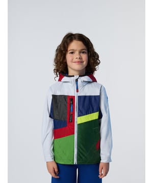 Urbaner Stil trifft auf zirkulären Konsum. Diese Colorblock-Jacke wurde aus Stoffresten früherer Kollektionen recycelt und würdigt so unser ozeanisches Versprechen, während sie jeden Look mit einem einzigartigen Design aufwertet. Es ist mit Zick-Zack-Nähten versehen und verfügt über eine praktische Brusttasche und verstellbare Bündchen, um die kalte Luft draußen zu halten.