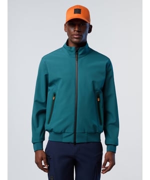 Ein müheloser Ausdruck unseres Meereserbes und unserer Grundwerte. Diese Version unserer legendären Sailor-Jacke ist aus recyceltem Softshell gefertigt und bietet außergewöhnliche Haltbarkeit und Flexibilität, während gleichzeitig die Menge an Müll, der auf der Mülldeponie landet, reduziert wird. Für optimale Atmungsaktivität in den wärmeren Monaten ist es mit Mesh gefüttert und verfügt über zwei Sicherheitsinnentaschen für Schlüssel, Telefon und Geldbörse.