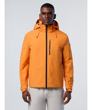 Geboren uit de oceaan, geïnspireerd door de stad. Het Edge Tech Sailor Jacket is een herwerking van ons iconische silhouet met een ademende en waterdichte drielaagse stretchconstructie, met gerecycled polyester voor een lichtere voetafdruk. Een groot aantal handige waterdichte ritszakken houden je benodigdheden veilig en beschermd, ongeacht het weer.