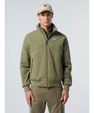 Een moeiteloze uitdrukking van ons oceaanerfgoed en onze kernwaarden. Ons originele Sailor Jacket is gemaakt van gerecycled taslan om de hoeveelheid afval die naar de vuilstort wordt gestuurd te verminderen, verrijkt met een waterafstotende afwerking voor maximale betrouwbaarheid, ongeacht het weer. Voorzien van een tweewegritssluiting en handige drukknoopvakken.