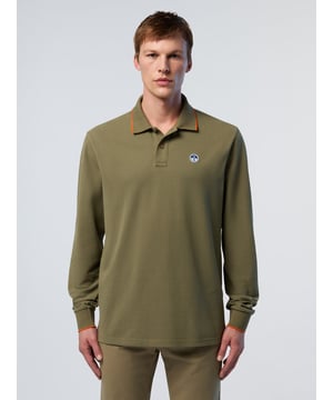 Die Ausgangsbasis für Ihre Wochenendgarderobe. Dieses vielseitige Langarm-Poloshirt aus gekämmtem Bio-Baumwollpikee honoriert unsere Verpflichtung für einen lebenswerteren Planeten. Ein kühner Schriftzug an der Unterseite des Kragens und das aufgestickte Logo auf der Brust runden den Look mit dem charakteristischen North Sails-Touch ab.
