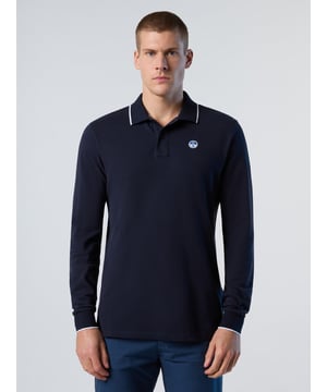 Die Ausgangsbasis für Ihre Wochenendgarderobe. Dieses vielseitige Langarm-Poloshirt aus gekämmtem Bio-Baumwollpikee honoriert unsere Verpflichtung für einen lebenswerteren Planeten. Ein kühner Schriftzug an der Unterseite des Kragens und das aufgestickte Logo auf der Brust runden den Look mit dem charakteristischen North Sails-Touch ab.