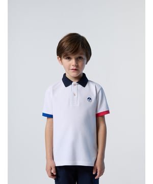 Peppen Sie Ihren Wochenend-Look mit diesem Kinder-T-Shirt mit bunten, unterschiedlichen Bündchen auf. Darüber hinaus besteht es aus Bio-Baumwollpiqué und trägt so aktiv zur Reduzierung des Wasserverbrauchs und der Schadstoffemissionen bei. Der aufgedruckte Schriftzug am Kragen sorgt für einen Hauch der typischen North Sails-Attitüde.