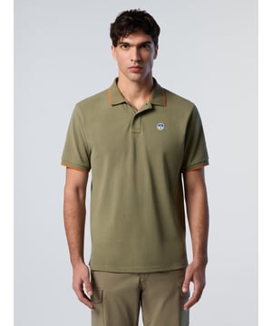 Eenvoudig, elegant en moeiteloos veelzijdig. Dit poloshirt is gemaakt van piqué van biologisch katoen met een zachte gekamde afwerking, ontworpen om zacht aan te voelen op de huid en tegelijkertijd vriendelijker te zijn voor de planeet. Verfraaid met contrasterende boorden en een logopatch op de borst.