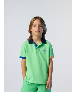 Peppen Sie Ihren Wochenend-Look mit diesem Kinder-T-Shirt mit bunten, unterschiedlichen Bündchen auf. Darüber hinaus besteht es aus Bio-Baumwollpiqué und trägt so aktiv zur Reduzierung des Wasserverbrauchs und der Schadstoffemissionen bei. Der aufgedruckte Schriftzug am Kragen sorgt für einen Hauch der typischen North Sails-Attitüde.