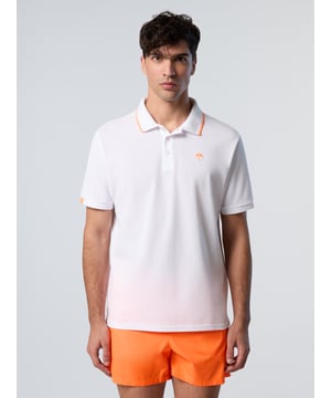 Een casual basic gemaakt om op te vallen. Dit superzachte poloshirt is gemaakt van piqué van gekamd katoen en wordt geaccentueerd met fel fluorescerende boorden en een bijpassend logo op de borst voor een look die niet onopgemerkt blijft. Compleet met een North Sails-print aan de onderkant van de kraag.