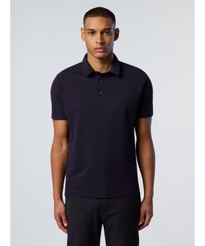 Dit poloshirt biedt een naadloze mix van ingetogen stijl en superieure functionaliteit. De micro-piqué constructie is gemaakt van rekbaar nylon voor maximale flexibiliteit, verhoogd met een naadloze lasergesneden kraag en sluiting. Compleet met rubberen logoknopen en een subtiele North Sails-print op de mouw.