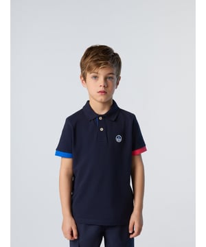 Peppen Sie Ihren Wochenend-Look mit diesem Kinder-T-Shirt mit bunten, unterschiedlichen Bündchen auf. Darüber hinaus besteht es aus Bio-Baumwollpiqué und trägt so aktiv zur Reduzierung des Wasserverbrauchs und der Schadstoffemissionen bei. Der aufgedruckte Schriftzug am Kragen sorgt für einen Hauch der typischen North Sails-Attitüde.