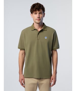 Een veelzijdige keuze voor casual en toch verzorgde weekendlooks. Dit poloshirt is zowel modegericht als milieubewust en is gemaakt van piqué van biologisch katoen met een supergladde, gekamde afwerking. Een vilten logopatch op de borst tilt het ingetogen eenkleurige ontwerp naar een hoger niveau.