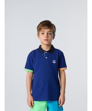 Peppen Sie Ihren Wochenend-Look mit diesem Kinder-T-Shirt mit bunten, unterschiedlichen Bündchen auf. Darüber hinaus besteht es aus Bio-Baumwollpiqué und trägt so aktiv zur Reduzierung des Wasserverbrauchs und der Schadstoffemissionen bei. Der aufgedruckte Schriftzug am Kragen sorgt für einen Hauch der typischen North Sails-Attitüde.