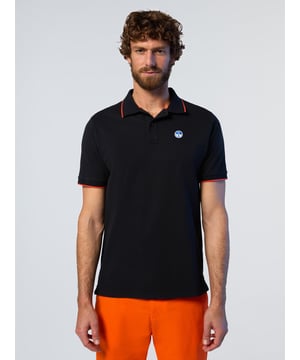 Ein Klassiker im Kleiderschrank, doch mit unverwechselbarem North Sails-Flair. Dieses Poloshirt besteht aus gekämmtem Bio-Baumwollpikee, der sich weich auf der Haut anfühlt und gleichzeitig das Richtige für den Planeten tut. Es verfügt über einen North Sails-Schriftzug an der Unterseite des Kragens und einen Logo-Aufnäher auf der Brust.
