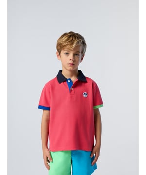 Peppen Sie Ihren Wochenend-Look mit diesem Kinder-T-Shirt mit bunten, unterschiedlichen Bündchen auf. Darüber hinaus besteht es aus Bio-Baumwollpiqué und trägt so aktiv zur Reduzierung des Wasserverbrauchs und der Schadstoffemissionen bei. Der aufgedruckte Schriftzug am Kragen sorgt für einen Hauch der typischen North Sails-Attitüde.