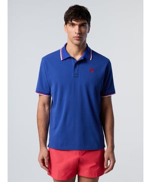 Sportief, stijlvol en milieubewust. Dit poloshirt met gekamd piqué is gemaakt van biologisch katoen, geteeld met minder water en genereert minder uitstoot dan conventionele vezels. Gedetailleerd met gestreepte boorden en North Sails-letters aan de onderkant van de kraag.