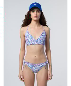 Eén stijl, eindeloze veelzijdigheid. Dit omkeerbare bikinibroekje is aan de ene kant bedrukt en aan de andere kant effen en gemaakt van gerecycled nylon microvezel voor een licht gevoel en een nog lichtere voetafdruk. Hun slanke silhouet kan plat worden gedragen of aan de zijkanten worden gerimpeld met behulp van de verstelbare bandjes.