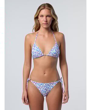 Chique, comfortabel en planeetbewust. Dit bikinibroekje is gestyled met delicate bandjes die kunnen worden aangepast om de perfecte pasvorm te bereiken, en is gemaakt van gerecycled nylon microvezel voor een flexibel gevoel met een lichtere voetafdruk. Kies uit twee effen kleurstellingen en twee door het strand goedgekeurde prints.