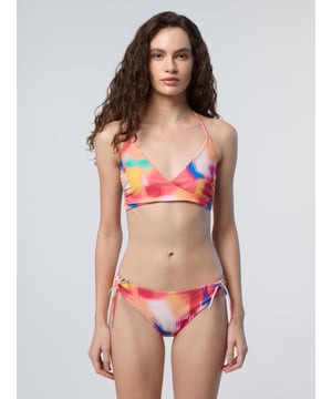 Eén stijl, eindeloze veelzijdigheid. Dit omkeerbare bikinibroekje is aan de ene kant bedrukt en aan de andere kant effen en gemaakt van gerecycled nylon microvezel voor een licht gevoel en een nog lichtere voetafdruk. Hun slanke silhouet kan plat worden gedragen of aan de zijkanten worden gerimpeld met behulp van de verstelbare bandjes.