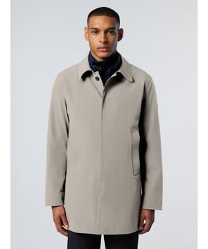 Eine moderne Interpretation einer Übergangsikone. Unser Back Bay Trench verfügt über eine Vier-Wege-Stretch-Konstruktion aus recyceltem Nylon, die außergewöhnliche Flexibilität bietet und gleichzeitig unser Engagement für die Verwendung von Materialien unterstreicht, die besser für den Planeten sind. Versiegelte Nähte machen die elegante Silhouette zu 100 % wasserdicht und bereit für Abenteuer.