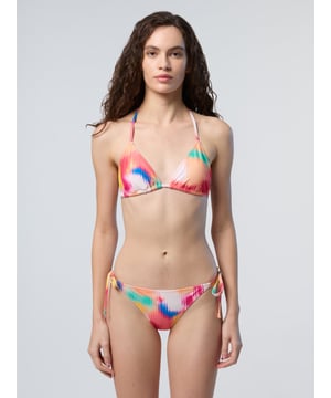 Schick, bequem und umweltfreundlich. Dieses Triangel-Bikinioberteil ist mit zarten Bändern ausgestattet, die für eine perfekte Passform angepasst werden können. Es ist aus recycelter Nylon-Mikrofaser gefertigt und sorgt für ein flexibles Tragegefühl bei geringerem Platzbedarf. Wählen Sie aus zwei einfarbigen Farbvarianten und zwei Strandmustern.