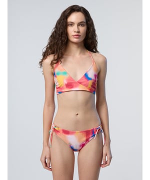 Ein wendbares Design für doppelten Stil. Dieses Bikinioberteil ist auf einer Seite bedruckt und auf der anderen einfarbig. Es besteht aus recycelter Nylon-Mikrofaser für ein leichtes Tragegefühl und einen noch geringeren Platzbedarf. Die schmeichelhafte, überkreuzte Vorderseite wird mit dünnen Bändern im Nacken befestigt.