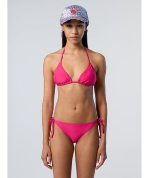 Schick, bequem und umweltfreundlich. Dieses Triangel-Bikinioberteil ist mit zarten Bändern ausgestattet, die für eine perfekte Passform angepasst werden können. Es ist aus recycelter Nylon-Mikrofaser gefertigt und sorgt für ein flexibles Tragegefühl bei geringerem Platzbedarf. Wählen Sie aus zwei einfarbigen Farbvarianten und zwei Strandmustern.