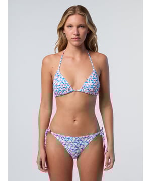 Schick, bequem und umweltfreundlich. Dieses Triangel-Bikinioberteil ist mit zarten Bändern ausgestattet, die für eine perfekte Passform angepasst werden können. Es ist aus recycelter Nylon-Mikrofaser gefertigt und sorgt für ein flexibles Tragegefühl bei geringerem Platzbedarf. Wählen Sie aus zwei einfarbigen Farbvarianten und zwei Strandmustern.