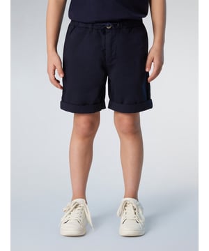 Slimme elegantie ontmoet nonchalant comfort: deze chinoshort voor kinderen is gemaakt van stretchpopeline met biologisch katoen, in lijn met onze toewijding om materialen te gebruiken die beter zijn voor de planeet. Compleet met een flexibele elastische taille, trekkoorden met logo en elegante omgeslagen manchetten.