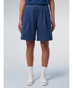 Slim maatwerk voor warmer weer. Deze chinoshort is gestyled met ruime pijpen en is gemaakt van een planeetbewuste mix van biologisch katoen en SeaCell™: een duurzame vezel gemaakt van hout en zeewier. Figuurnaden aan de voorkant en een verborgen sluiting aan de zijkant zorgen voor een chique, gestroomlijnde pasvorm.