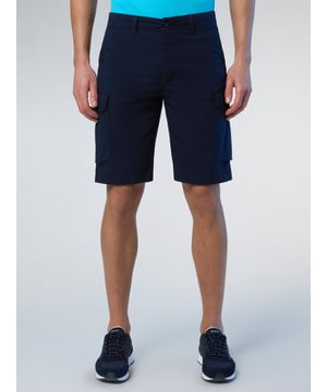 Een veelzijdige go-to voor off-duty looks. Deze stretch popeline cargoshort is gemaakt van biologisch katoen: nog een voorbeeld van onze toewijding om materialen te gebruiken die vriendelijker zijn voor de planeet. Gestyled met klassieke handige zakken en een ton-sur-ton North Sails-patch op de achterkant.