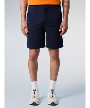 De belichaming van smart-casual zomerstijl. Onze Freedom Chino Shorts worden gepresenteerd in een palet van elegante kleurstellingen en zijn gemaakt van stretch popeline met biologisch katoen: zacht, comfortabel en ook nog eens vriendelijker voor de planeet. Een ton-sur-ton logopatch op de achterkant maakt het ontwerp compleet met een teken van kenmerkende North Sails-aantrekkingskracht.