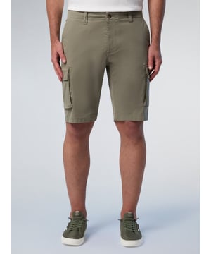Eine stilvolle Verkörperung unseres Segelerbes. Diese Stretch-Gabardine-Cargoshorts sind im Einklang mit unserem Versprechen, etwas Besseres für den Planeten zu tun, aus Bio-Baumwolle gefertigt und verfügen über einen gestickten North Sails Crew-Aufnäher auf der Taschenklappe. Ausgestattet mit geräumigen Utility-Taschen, um kleine Utensilien immer griffbereit zu haben.
