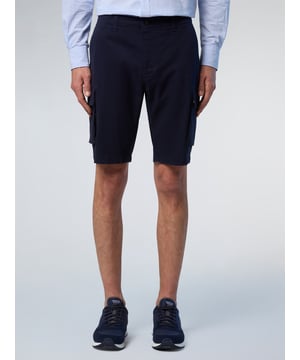 Maak je zomergarderobe compleet met de relaxte uitstraling van onze America cargo shorts. Comfortabel en gemakkelijk te dragen, dit stretch gabardine paar is ook ontworpen met de planeet in gedachten, gemaakt van biologisch katoen. Verfraaid met een ton-sur-ton gekleurde logopatch op de achterkant.