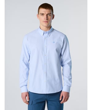Dieses Baumwoll-Oxford-Hemd lässt sich ganz einfach elegant oder lässig anziehen und ist ein unverzichtbares Kleidungsstück für den Sommer. Es hat ein zeitloses Streifendesign, einen eleganten abgerundeten Saum und einen hübschen Button-Down-Kragen: perfekt zu Jeans, Chinos oder Shorts. Verziert mit einem farblich abgestimmten gestickten North Sails-Logo auf der Brust.