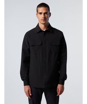 Bereid je voor op avontuur in deze must-have voor tussenkleding. Het is gemaakt van tech micro-piqué om vocht snel van de huid af te voeren en is gestyled met een elegante afgeronde zoom, gespreide kraag en ruime zakken: de ultieme balans tussen stijl en functionaliteit. Afgewerkt met duurzame rubberen knopen en een logopatch op de mouw.