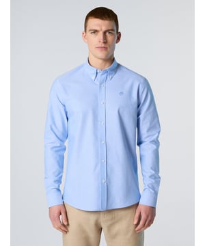 Schaffen Sie die perfekte Balance zwischen Smart und Casual in diesem eleganten Baumwoll-Oxford-Hemd. Sein schmeichelhafter Schnitt zeichnet sich durch einen elegant abgerundeten Saum und einen gepflegten Button-Down-Kragen aus: perfekt zu Jeans, Chinos oder Shorts. Ein gesticktes North Sails-Logo aus farblich abgestimmtem Garn ziert die Brust und sorgt für einen raffinierten Touch.