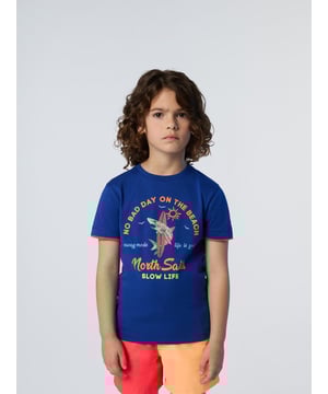 Urlaubsmodus aktiviert. Bringen Sie mit diesem farbenfrohen bedruckten T-Shirt positive Stimmung in Ihre Sommergarderobe. Es besteht aus Bio-Baumwolljersey und ist eine Hommage an unser Engagement, auch für den Planeten positive Schritte zu unternehmen. Mit kontrastierenden Einsätzen an den Manschetten eingefasst, die für einen Lageneffekt sorgen.