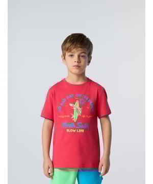 Urlaubsmodus aktiviert. Bringen Sie mit diesem farbenfrohen bedruckten T-Shirt positive Stimmung in Ihre Sommergarderobe. Es besteht aus Bio-Baumwolljersey und ist eine Hommage an unser Engagement, auch für den Planeten positive Schritte zu unternehmen. Mit kontrastierenden Einsätzen an den Manschetten eingefasst, die für einen Lageneffekt sorgen.