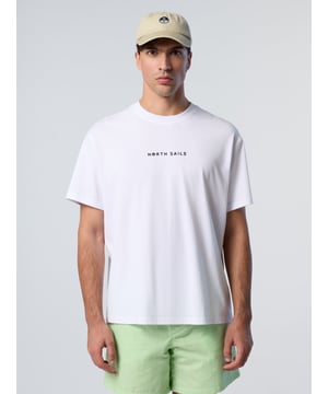 Ingetogen elegantie voor dagelijks comfort. Dit klassieke T-shirt met ronde hals voldoet aan alle eisen en is gemaakt van jersey van biologisch katoen om het waterverbruik en de schadelijke uitstoot actief te verminderen. Verfraaid met een contrasterende print op de borst en onze kenmerkende logopatch op de mouw.
