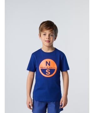 Licht, luchtig en moeiteloos veelzijdig. Dit kinder-T-shirt is perfect voor stranddagen en stadswandelingen en is gemaakt van biologisch katoen, gebruikt minder water en genereert minder uitstoot dan gewone vezels. Verfraaid met een maxi-logoprint om een statement North Sails-houding te geven aan eindeloze looks.