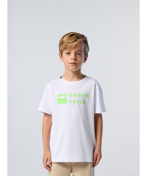 Cool, casual en planeetbewust. Dit T-shirt voor kinderen is een veilige aanvulling op hun weekendgarderobe, gemaakt van zachte jersey van biologisch katoen voor een lichtere voetafdruk. Een opvallende print verfraaide de borst als een onderscheidend teken van exclusieve North Sails-stijl.