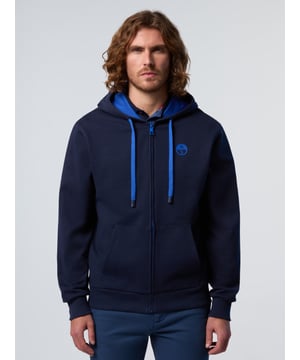 Eine geräumige Kapuze und ein vielseitiger durchgehender Reißverschluss für kinderleichtes Anziehen in der Übergangszeit. Dieser Kapuzenpullover aus Bio-Baumwollfleece begleitet Sie nahtlos von drinnen nach draußen und ist eine Hommage an unser Engagement, etwas Besseres für den Planeten zu tun. Ein North Sails-Gummiaufnäher ziert die Brust und sorgt für einen unverwechselbaren Look.