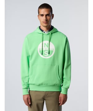 Aktualisieren Sie Ihre Wochenendgarderobe mit der auffälligen North Sails-Attitüde. Dieser Maxi-Hoodie mit Logo wurde im Hinblick auf Komfort und den Planeten entworfen und besteht aus Bio-Baumwollfleece: bequem und kuschelig, aber mit einem geringeren Fußabdruck. Ausgestattet mit einer Kängurutasche, um kleine Essentials immer griffbereit zu haben.
