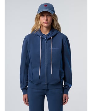 Dieser stückgefärbte Kapuzenpullover ist aus Baumwolle gefertigt und mit einem dezenten, farblich abgestimmten North Sails-Print versehen, der Sie mit seinem durchgehenden Reißverschluss nahtlos von drinnen nach draußen begleitet. Seiteneinsätze und breite Rippenbündchen verleihen der entspannten Silhouette Form und Struktur.