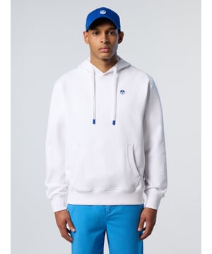 Ongedwongen stijl ontmoet planeetbewuste geest. Deze veelzijdige hoodie is gemaakt van biologisch katoen, gebruikt minder water en genereert minder uitstoot dan gewone vezels. Verfraaid met een North Sails-patch op de borst voor een kenmerkende touch.